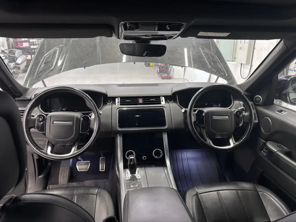 taf-range-rover-driver-cockpit-4x3
